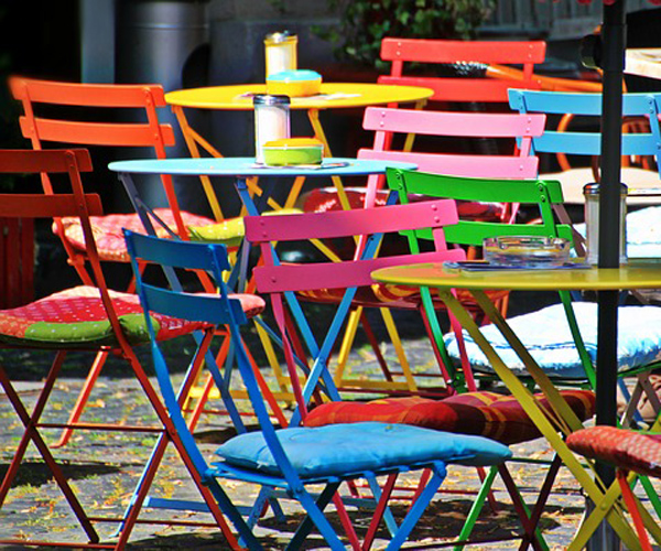 chaises jardin colorées